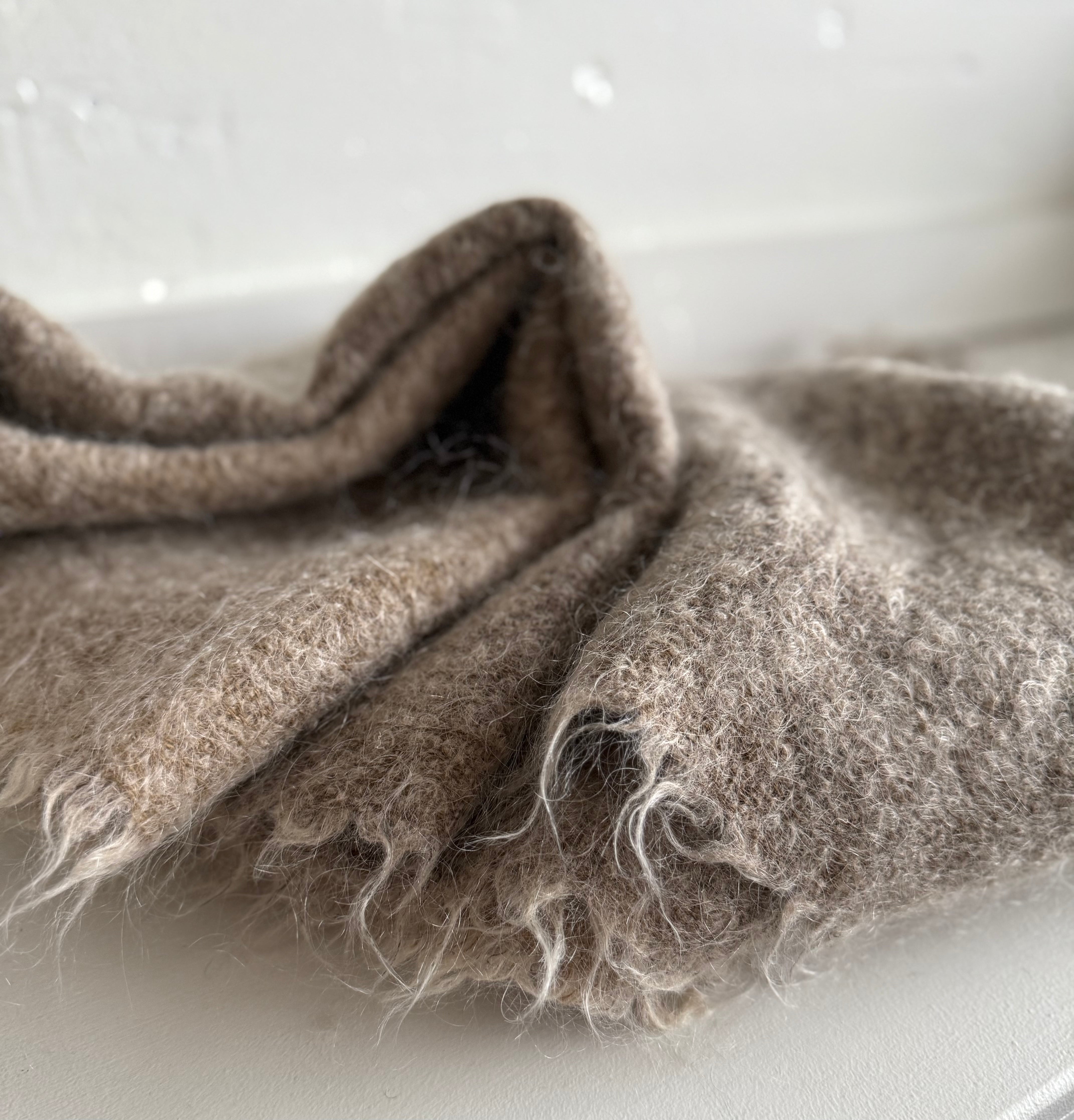 House of Lyria Throw | Rovere