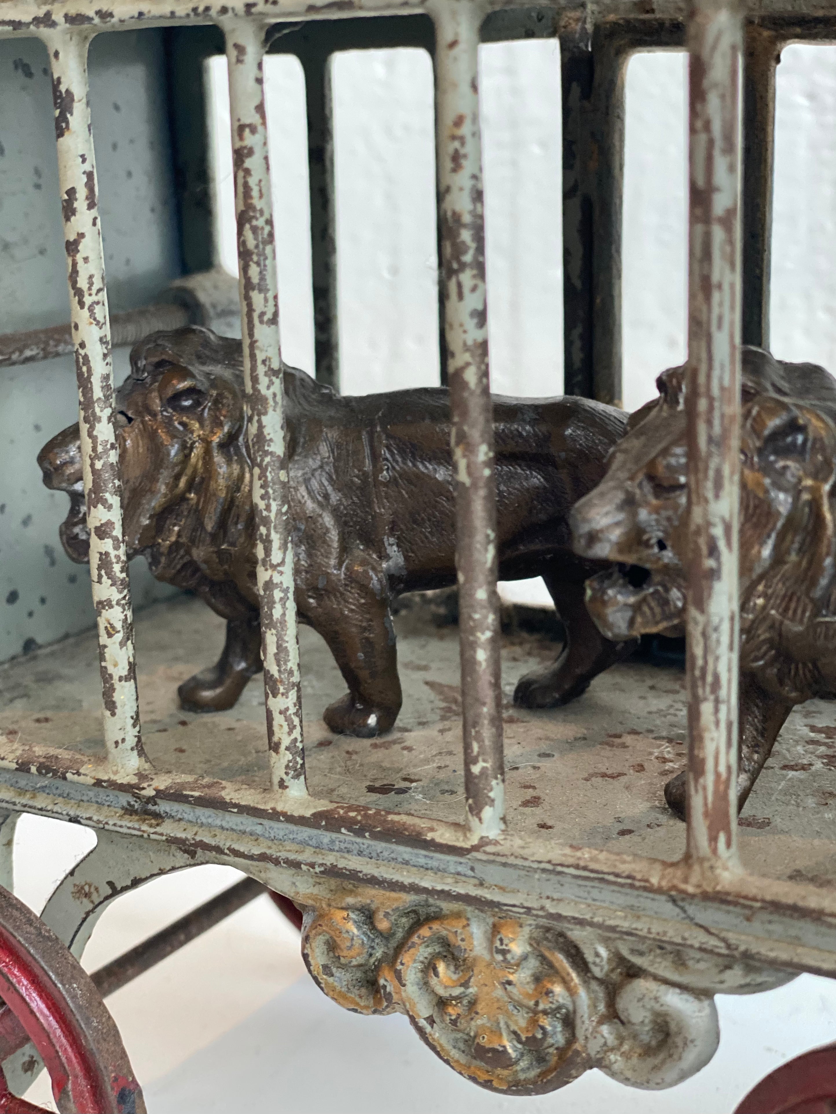 Royal Circus Cage With Lions l #101