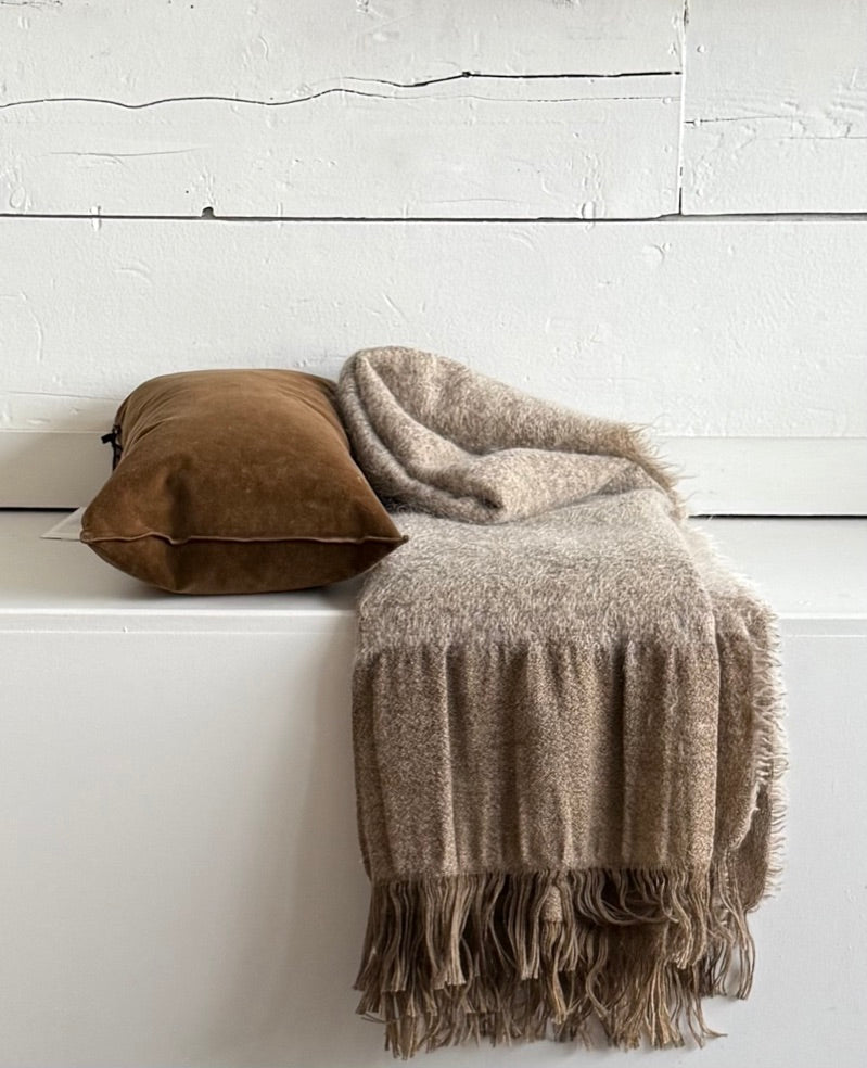 House of Lyria Throw | Rovere