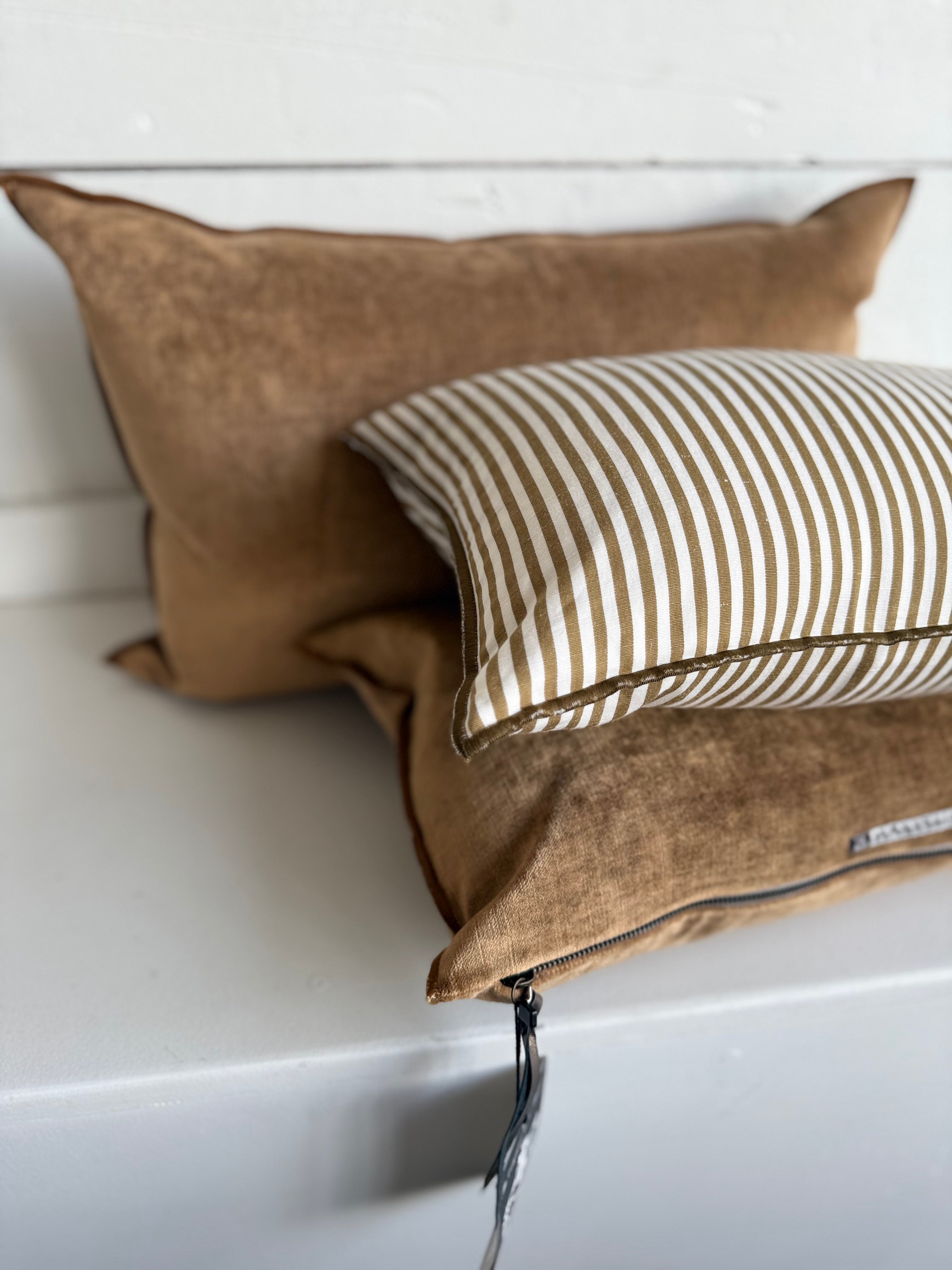 Maison de Vacances | Royal Velvet Pillow in Havane