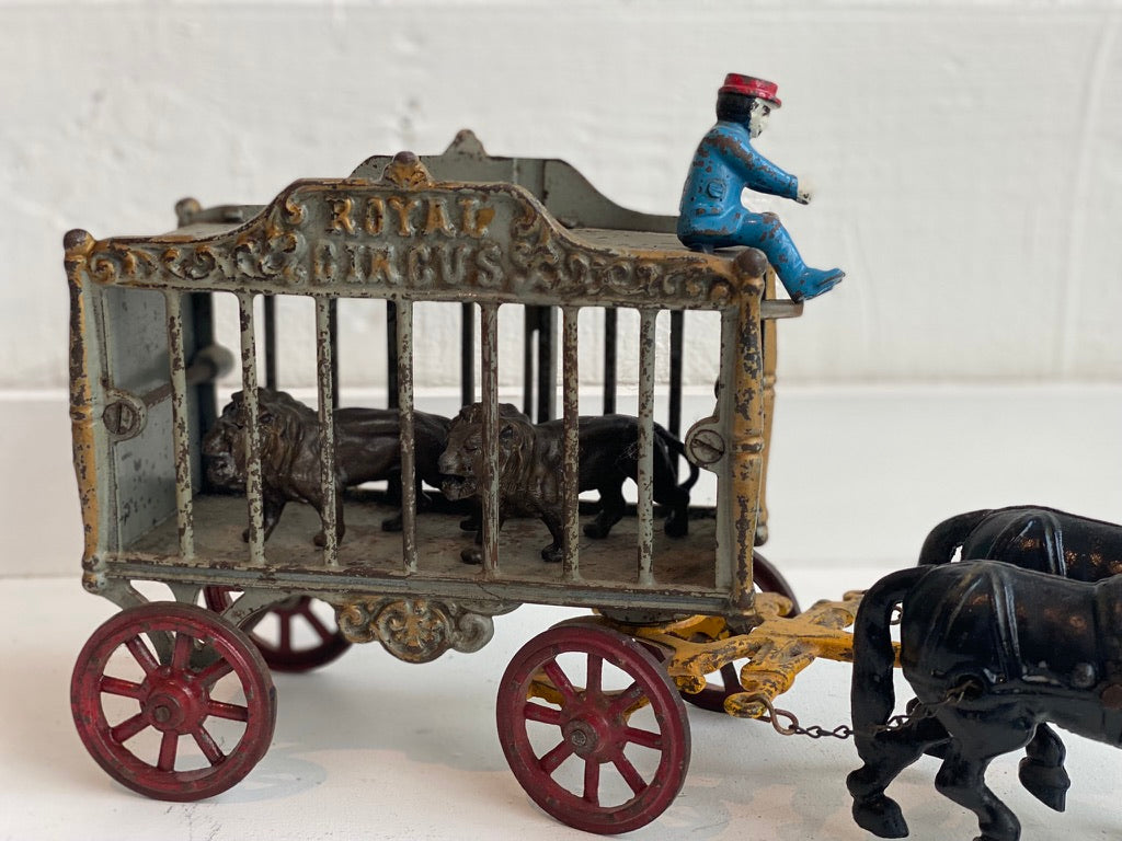 Royal Circus Cage With Lions l #101
