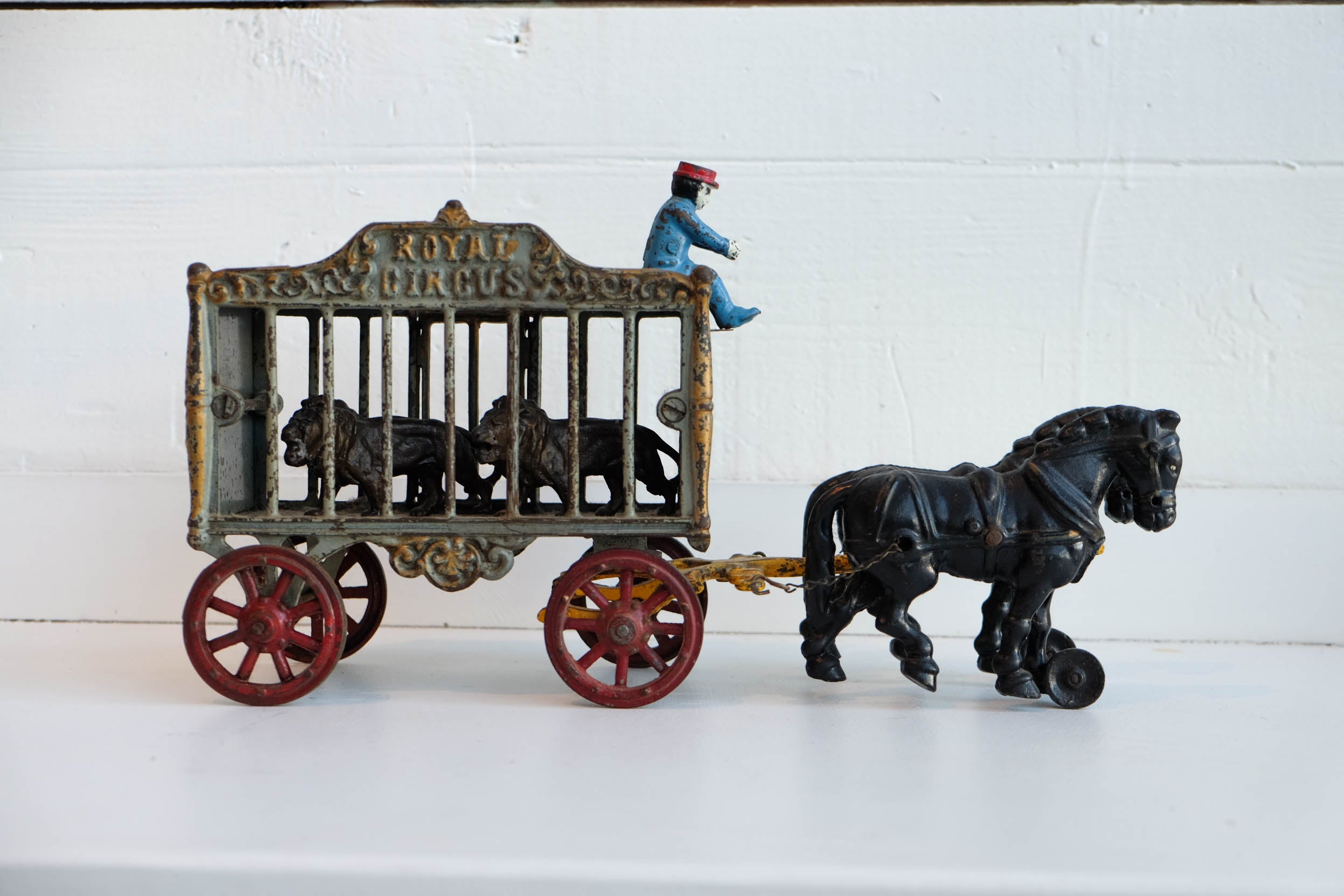 Royal Circus Cage With Lions l #101