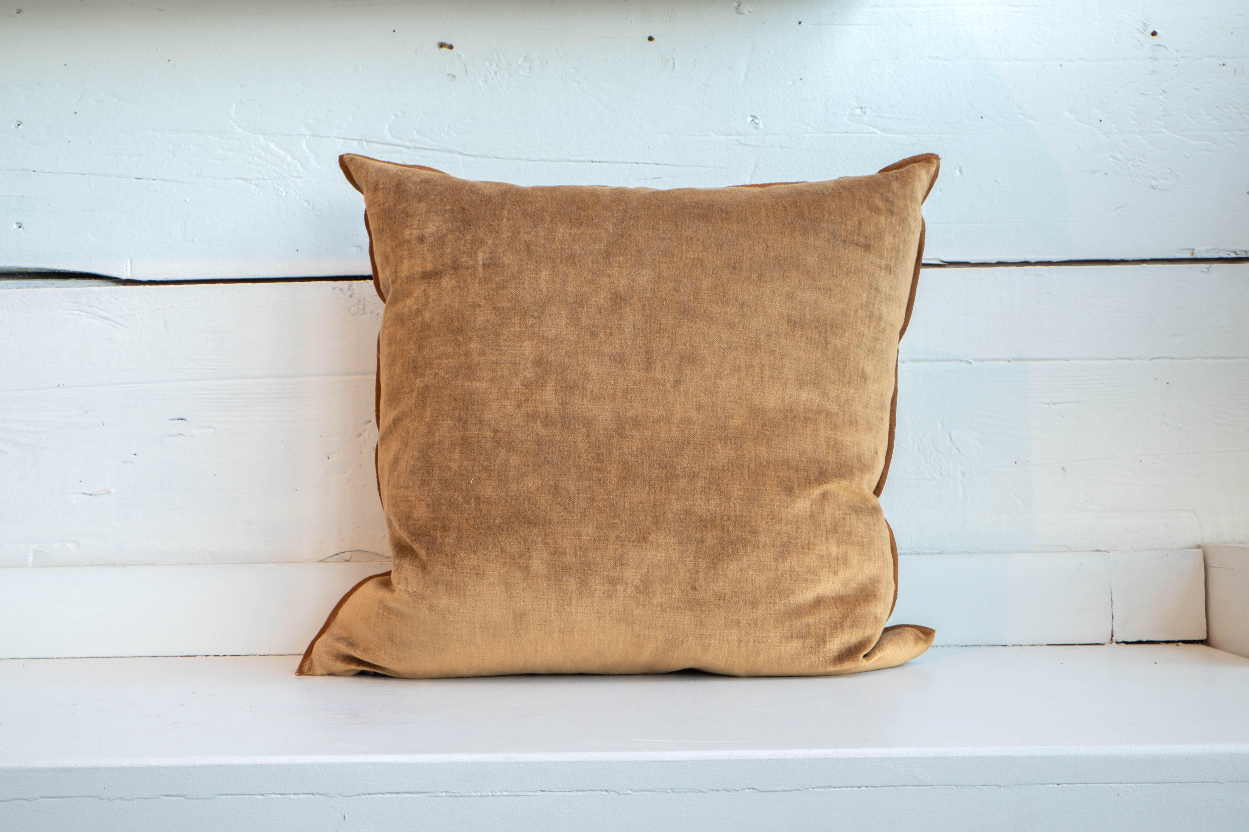 Maison de Vacances | Royal Velvet Pillow in Havane