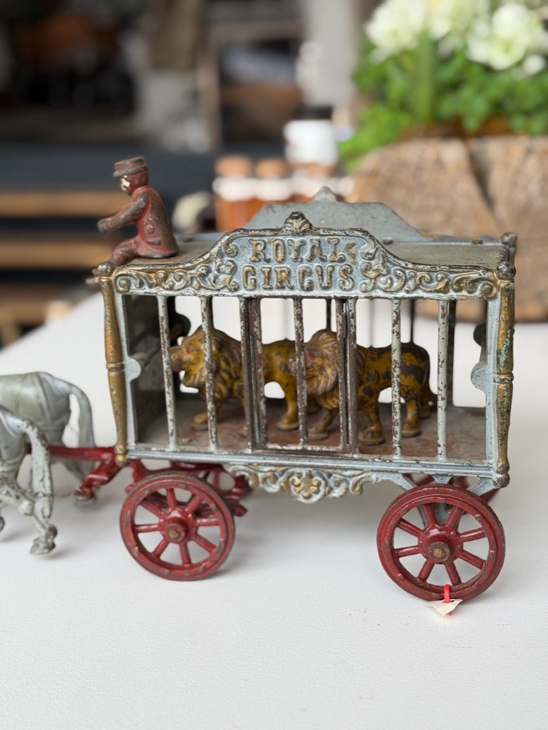 Royal Circus Cage With Lions l #121