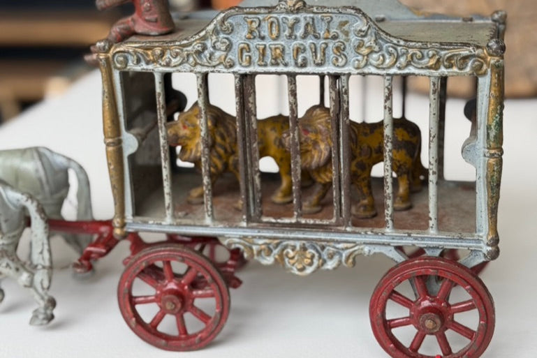 Royal Circus Cage With Lions l #121